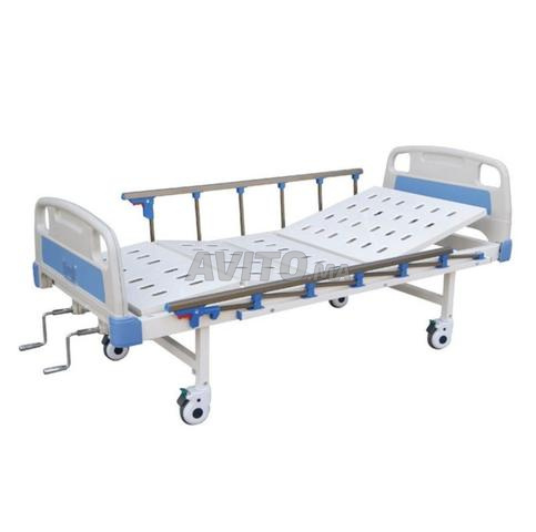 Lit médical d'occasion, propre et fonctionnel