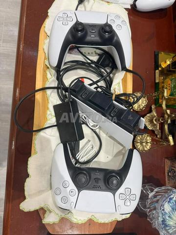 بلاي ستيشن 5 ستاندرد 
 جهازين تحكم 
 محطة شحن - 2