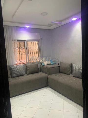 À vendre deux canapés confortables de couleur gris avec coussins et pieds.