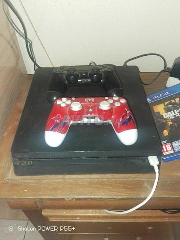 PS4 Slim 2 manettes et Black Ops 4