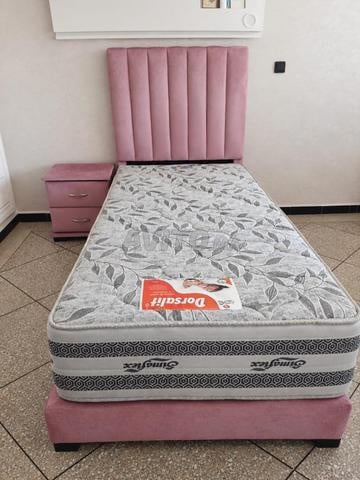 2 lits avec matelas et tables de nuit - 2