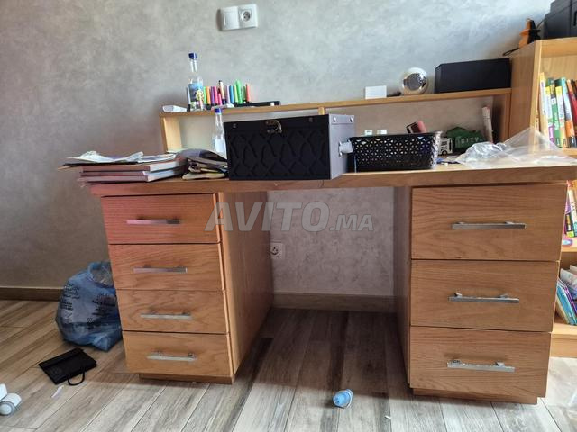 2 bureaux en bois massif et 1 commode à vendre