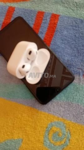 Samsung A20e avec Airpods et leurs pochettes, tout fonctionne