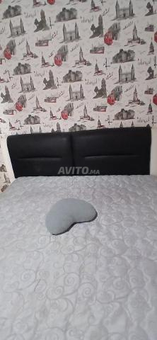 Lit en cuir 2.20/1.80 et 2 coussins - 2