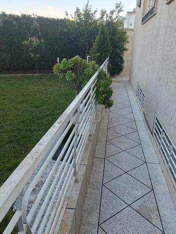 Villa de 341 mètres bien placée à Riad toulal