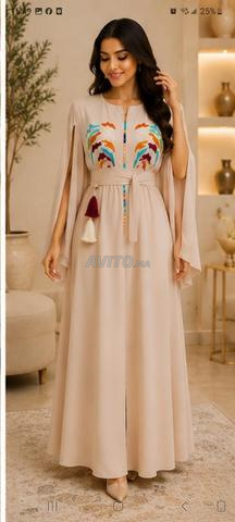 Kaftan à motifs brodés et ceinture, crêpe tombante, tout neuf, pour les intéressés