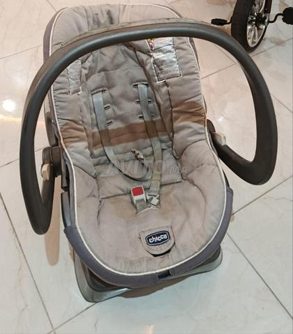 Cosy bébé Chicco مع القاعدة – بحالة جيدة