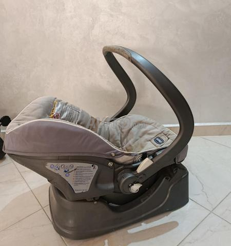 Cosy bébé original de *Chicco* avec sa base – en bon état - 2