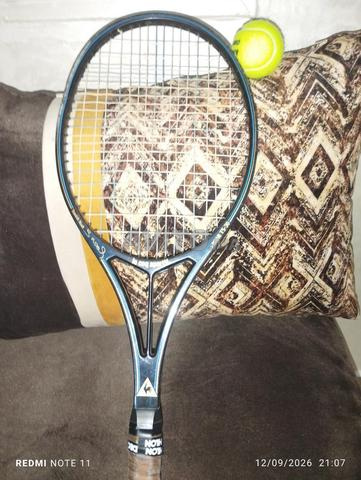 Raquette de tennis magnifique et belle avec sa balle, jamais utilisée