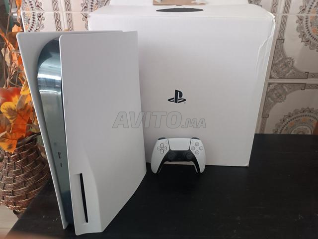PS5 STANDARD avec une manette originale - 2