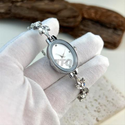 Montre élégante pour femme, au design ovale