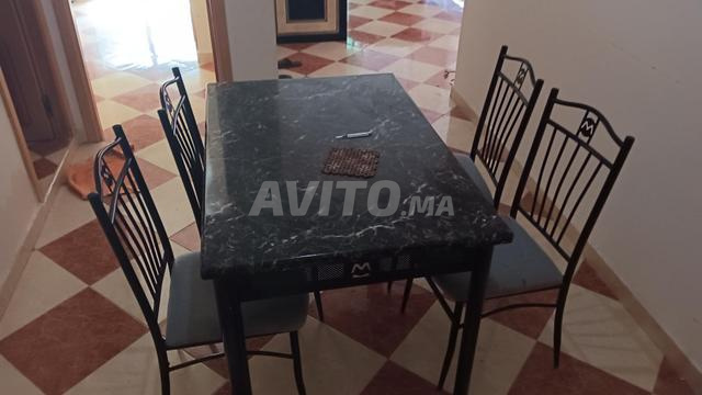 Superbe table avec 4 chaises - 2