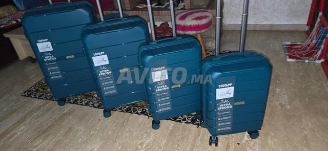 مجموعة من حقائب السفر المصنوعة من السيليكون