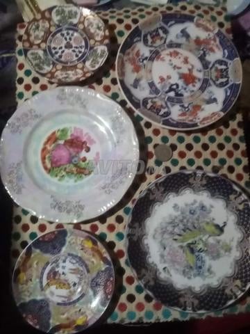 Y (Cosima Fès) avec des assiettes japonaises