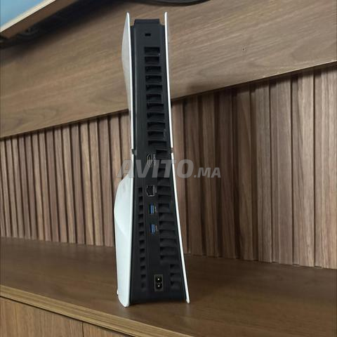 PS5 Slim، بحالة جيدة، مع جهازين تحكّم - 2