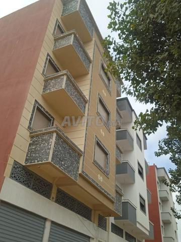 عمارة تحتوي على مقهى ومرآب مشترك - 2