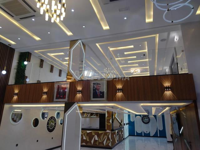 عمارة تحتوي على مقهى ومرآب مشترك