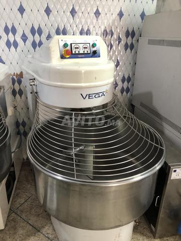 عجانة حلزونية احترافية VEGA Machinery 100 كغ - 2