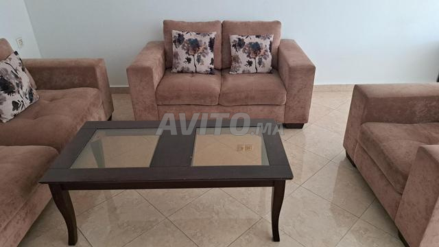 صالون ثلاثي القطع مع طاولة قهوة