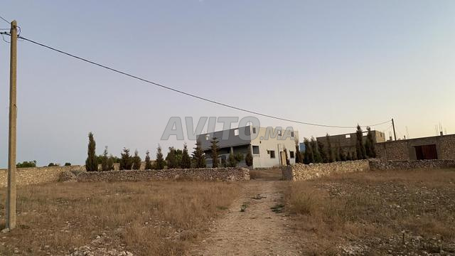 عقار كبير مع منزل وأرض للبيع - 2