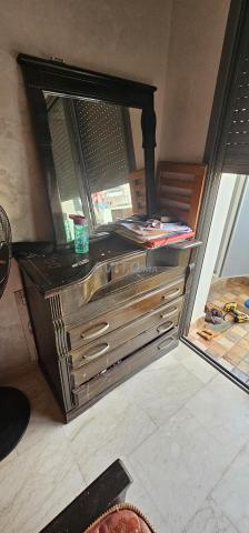 سرير ومرتبة وطاولات بجانب السرير وخزانة ذات مرآة - 2