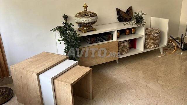 خزانة تلفاز حديثة مع 3 طاولات مطابقة - 2