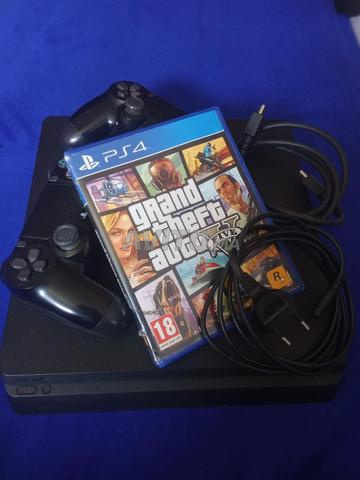 PS4 Slim 500 Go avec 2 manettes et le jeu GTA 5