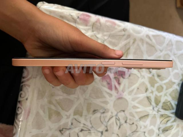 Téléphone et chargeur originaux et بوشيطا seulement à 879 dirhams - 2