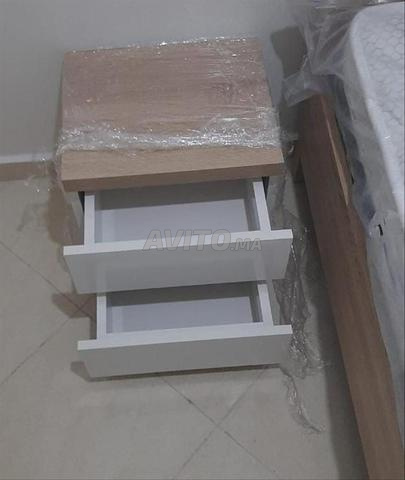 طاولة بجانب السرير - 2