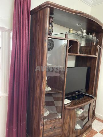 وحدة تلفزيون خشبية مع خزائن عرض زجاجية وأدراج - 2