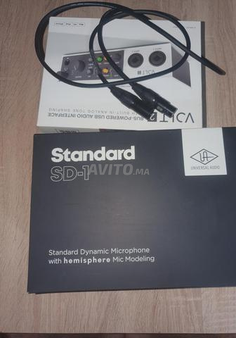 حزمة استوديو منزلي Universal Audio SD1 و Volt 2