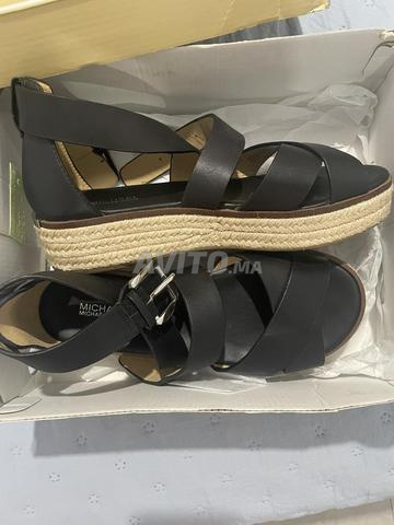 صنادل Micheal kors أصلية من الجلد - 2