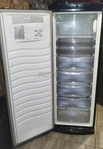 فريزر عمودي Whirlpool بسعة 300 لتر - 2