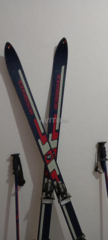 skis rossignol vintage avec bâtons originaux