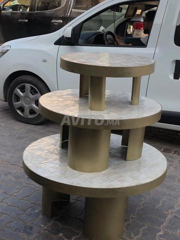 Table ronde à trois pieds fabriquée à la main en الجليج الفاسي - 2