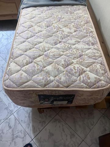 مراتب مع طاولات وأغطية ووسائد - 2