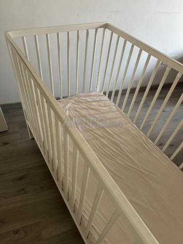 Lit bébé très bon état avec matelas et drap - 2