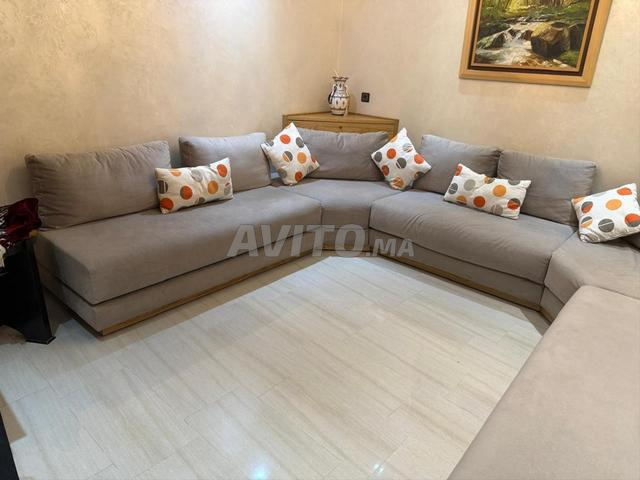 Salon d'angle moderne gris taupe avec coussins