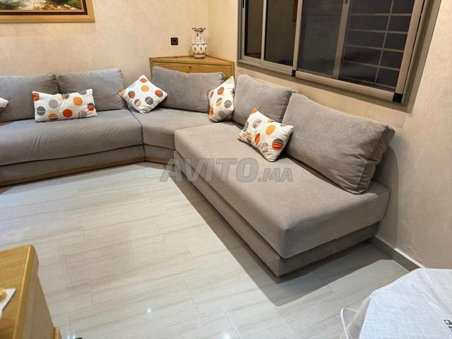 Salon d'angle moderne gris taupe avec coussins