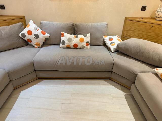 Salon d'angle moderne gris taupe avec coussins