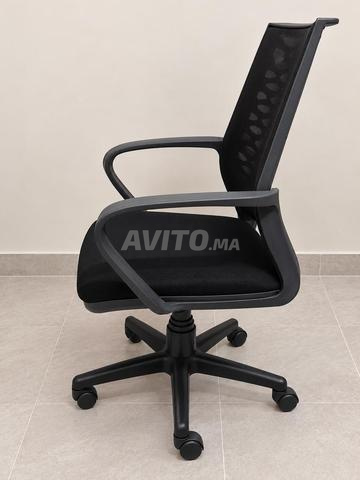 Chaise de bureau noire à roulettes