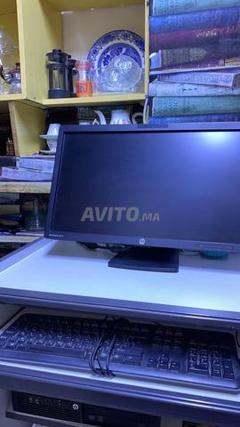 Ordinateur de bureau HP avec écran  et clavier. - 2