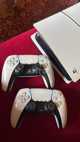 PS5 واثنتان من وحدات التحكم - 2