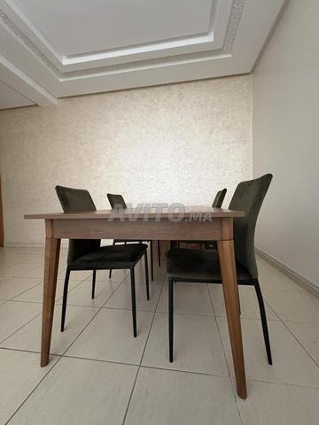 طاولة طعام وأربع كراسي جديدة - 2