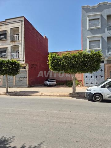 قطعة للبيع. قطعة الأرض في الطابق الأرضي التجاري وطابقان.
