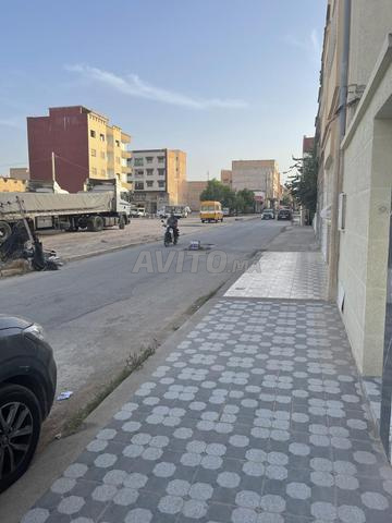 منزل بشقتين وصالون حلاقة مجهّز وبابان
