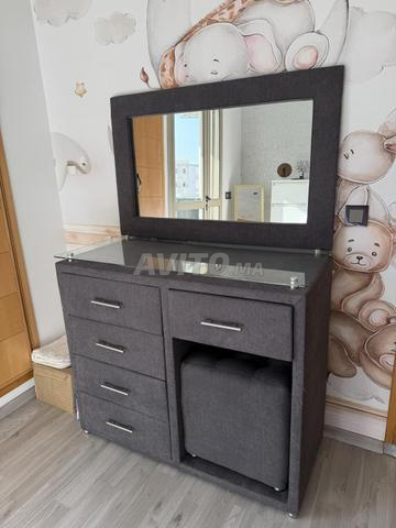 Coiffeuse avec miroir et pouf en très bon état - 2