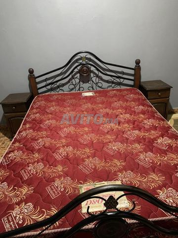 سرير معدني أسود مقاس مزدوج مع طاولات بجانب السرير