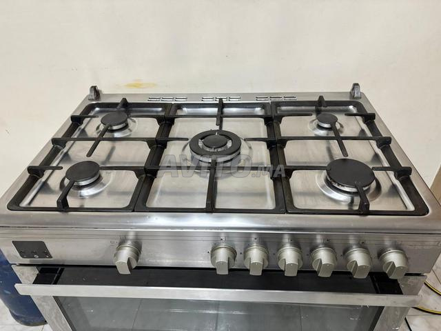 موقدة كبيرة من Whirlpool بخمس شعلات وفرن - 2
