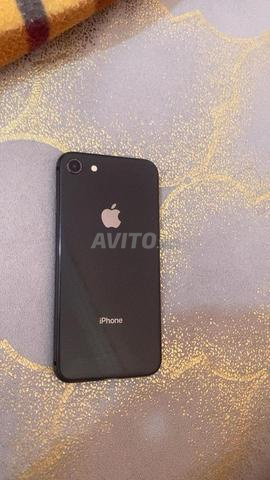 iPhone 8 standard, 64 Go, en bon état - 2